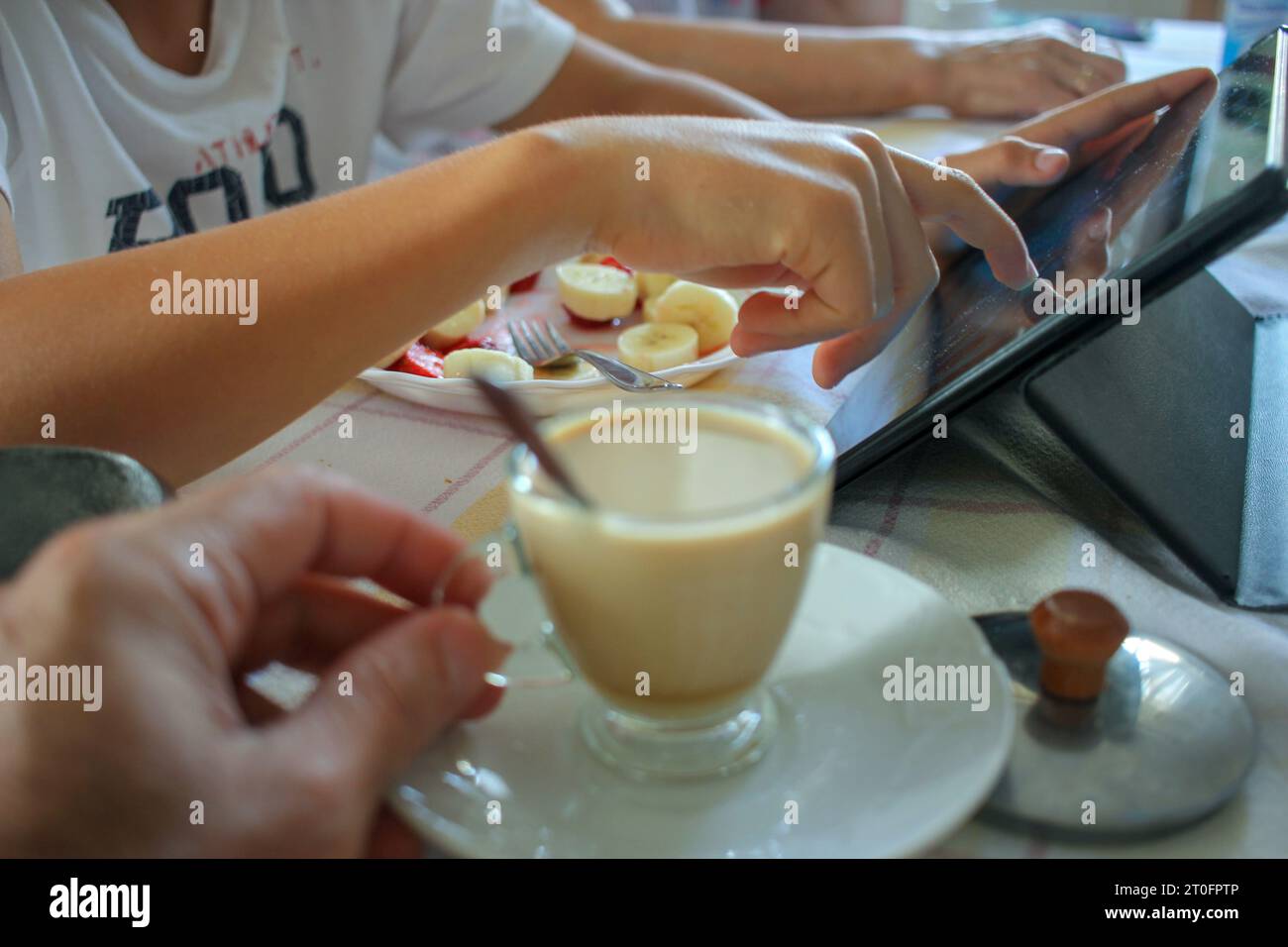 caffè delizioso con frutta e una compressa Foto Stock