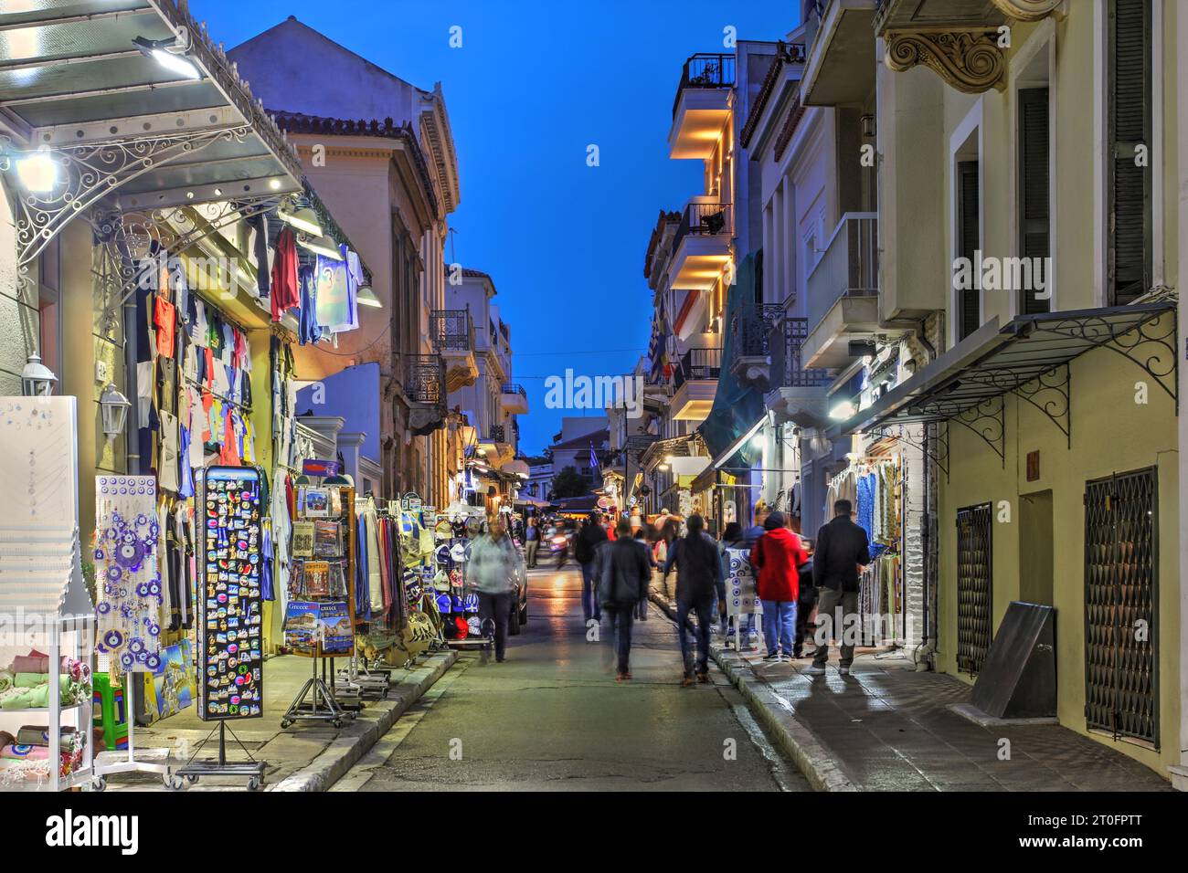 Scena notturna lungo una delle vecchie strade del quartiere di Plaka ai piedi dell'Acropoli in Grecia. Foto Stock