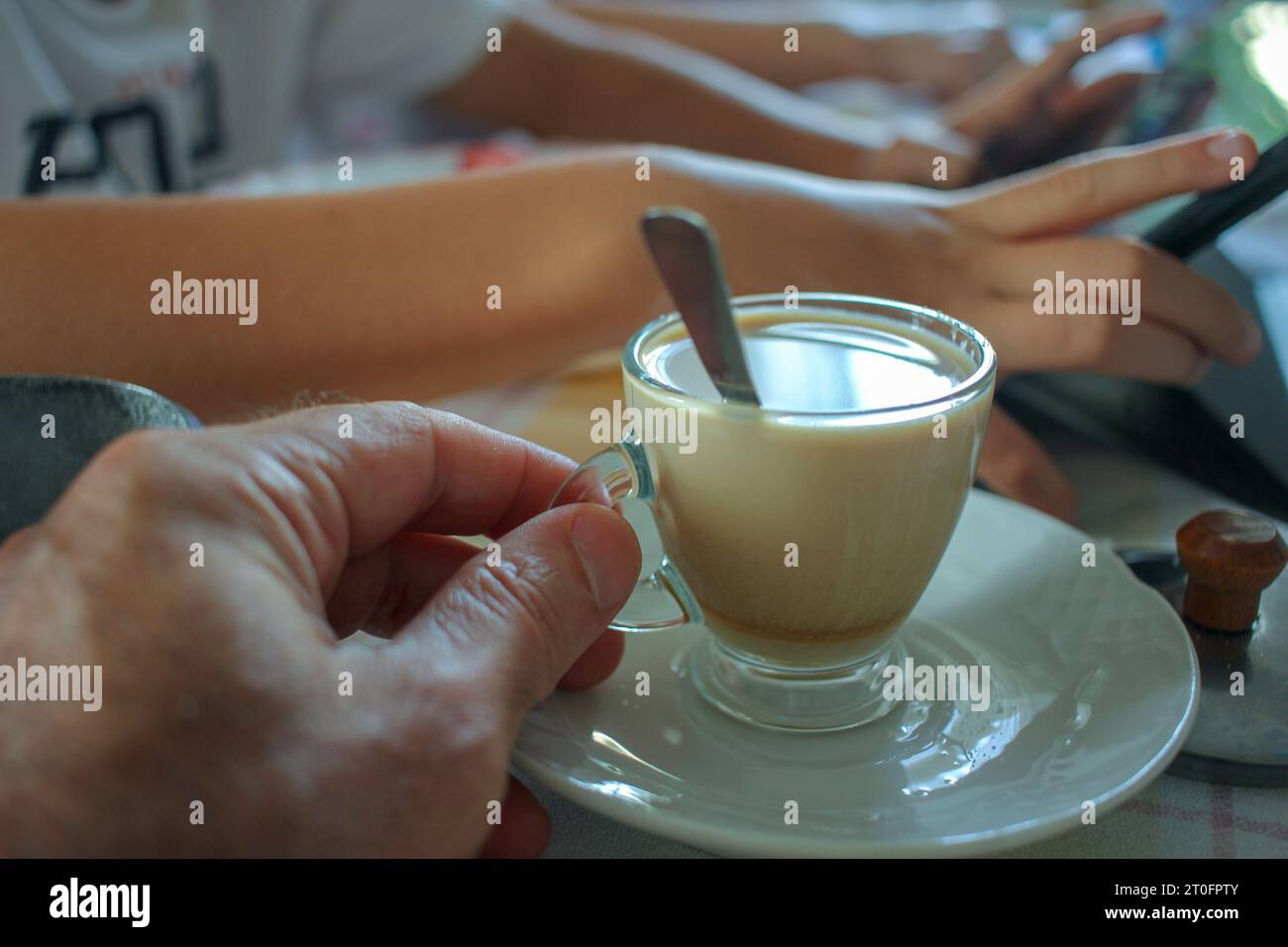 gustando un gustoso caffè con latte in compagnia di mio figlio Foto Stock