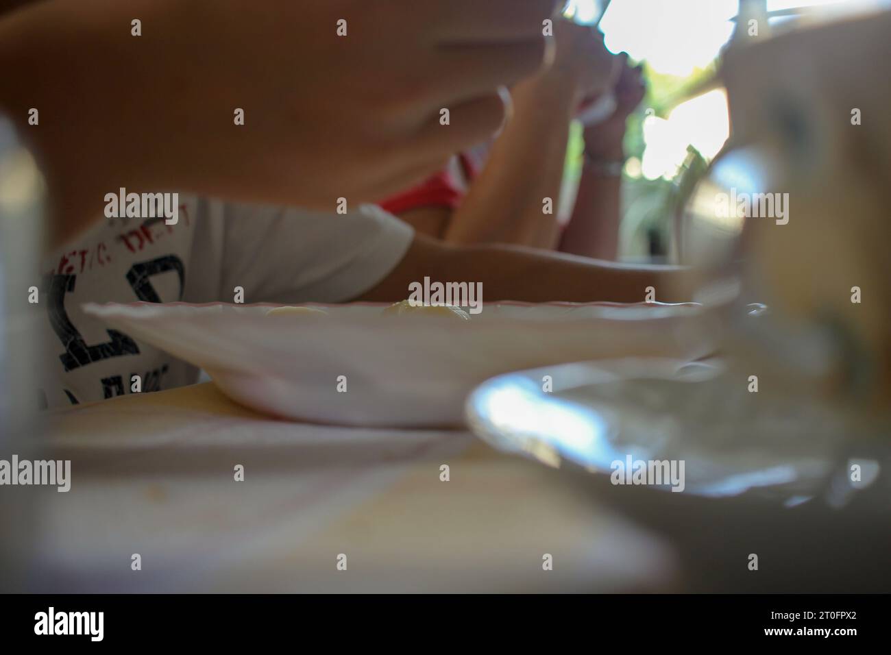 bere un caffè con latte e guardare il tablet in cucina Foto Stock