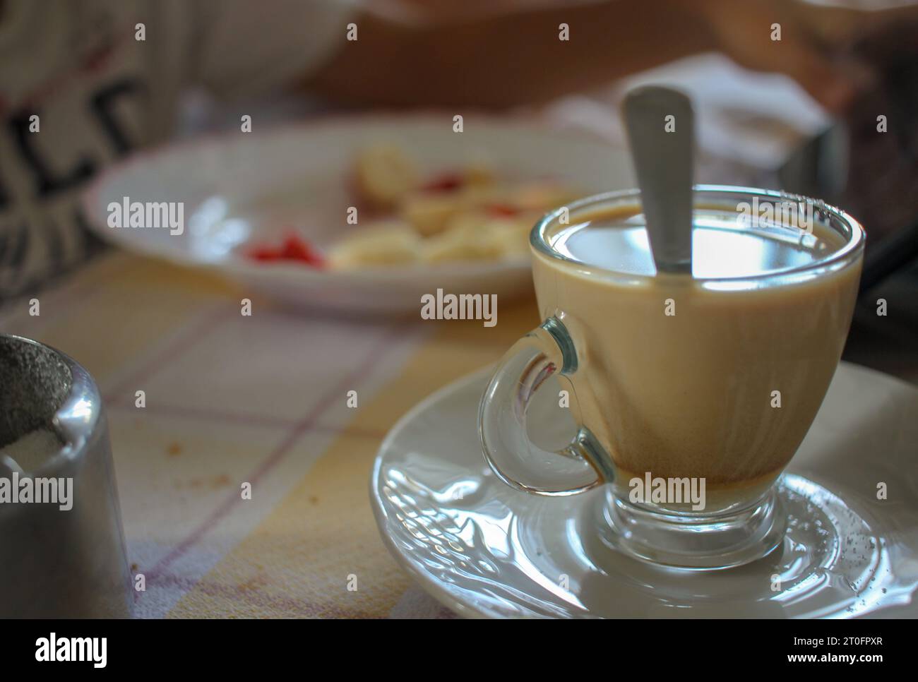 un caffè con latte e un po' di frutta da mangiare a metà pomeriggio Foto Stock