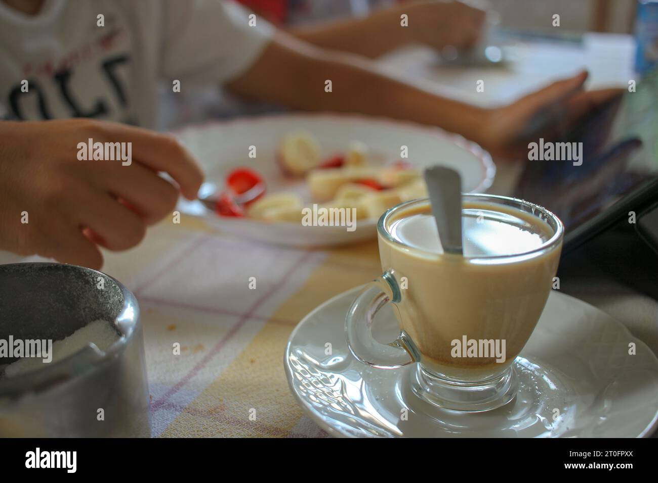 prendere un po' di frutta con un caffè con latte a metà pomeriggio Foto Stock