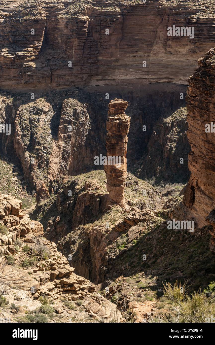 Guardando il Monument Creek Pillar dal Tonto Trail nel Grand Canyon National Park Foto Stock