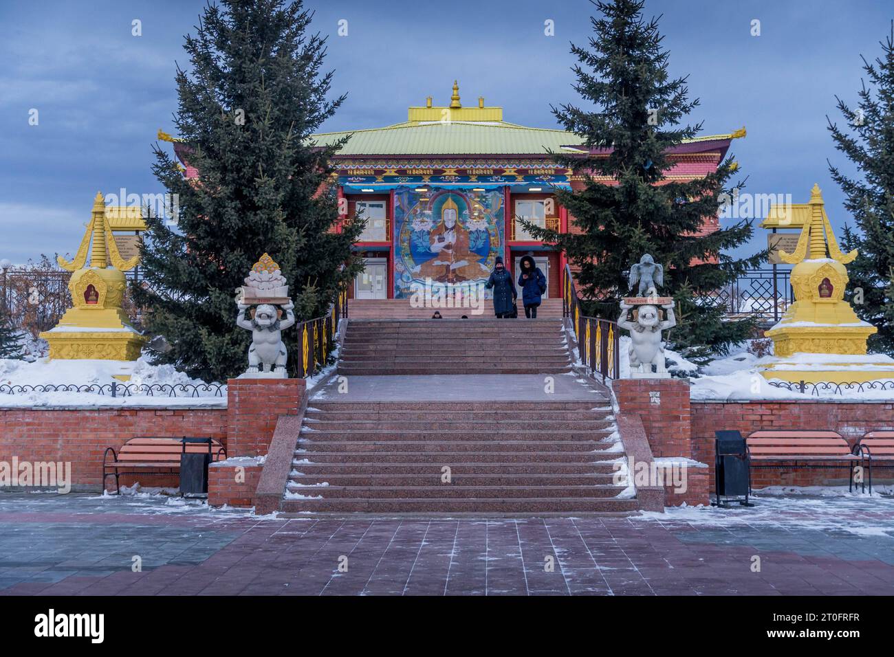 Ulan-Ude, Russia - 15 dicembre 2021: L'ingresso principale al tempio buddista di Rinpoche Bagsha durante l'inverno nevoso a Ulan-Ude, Buryatia Foto Stock