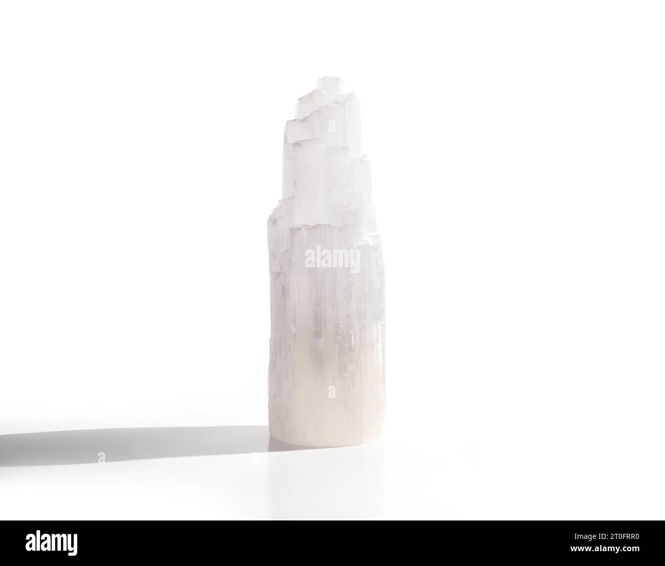 Cristallo di selenite isolato. Chakra healing and mediation rock or gemstone. Proprietà pacifiche, calmanti e di chiarezza mentale per spiritualità, guarire un Foto Stock