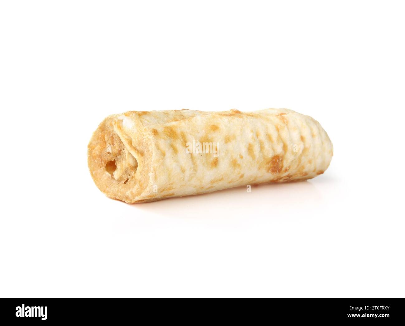 Osso di masticazione del cane isolato fatto senza nascondersi. Bastoncini da masticare al forno e arrotolati per cani e cuccioli. Alternativa resistente rawhide per la salute dentale, felicità Foto Stock