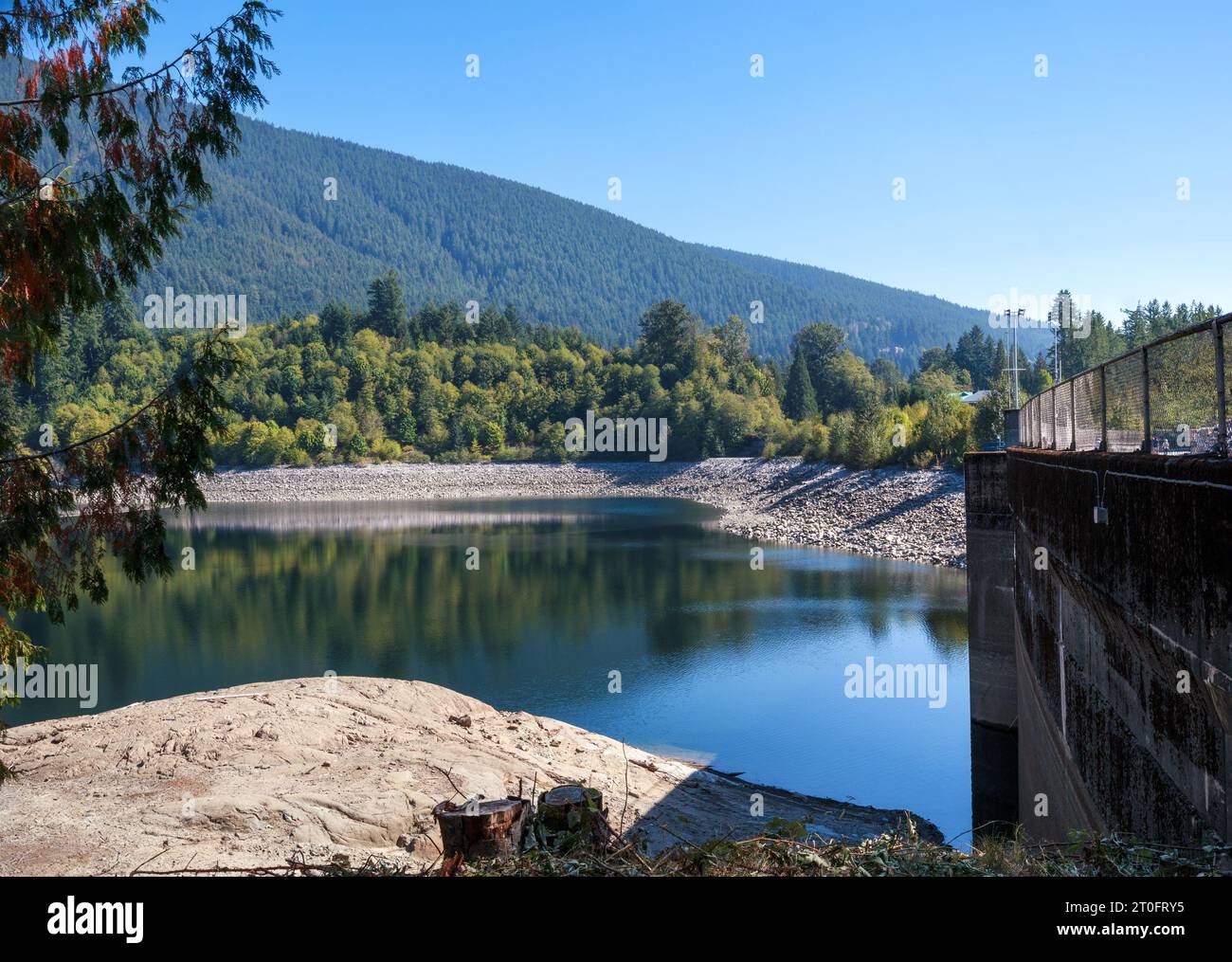 Lago panoramico con diga e montagne in autunno. Fornisce acqua dolce alla regione metropolitana di Vancouver. Acqua in basso livello o siccità. Vancouver nord, Capilano Foto Stock