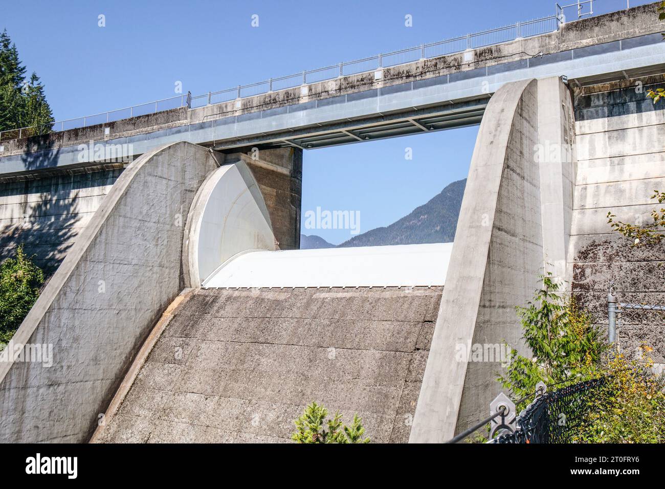 Grande diga in calcestruzzo con punto di versamento e parete parapetto. Fornisce acqua dolce alla regione metropolitana di Vancouver. Acqua in basso livello o siccità. Vancouver nord, Capil Foto Stock