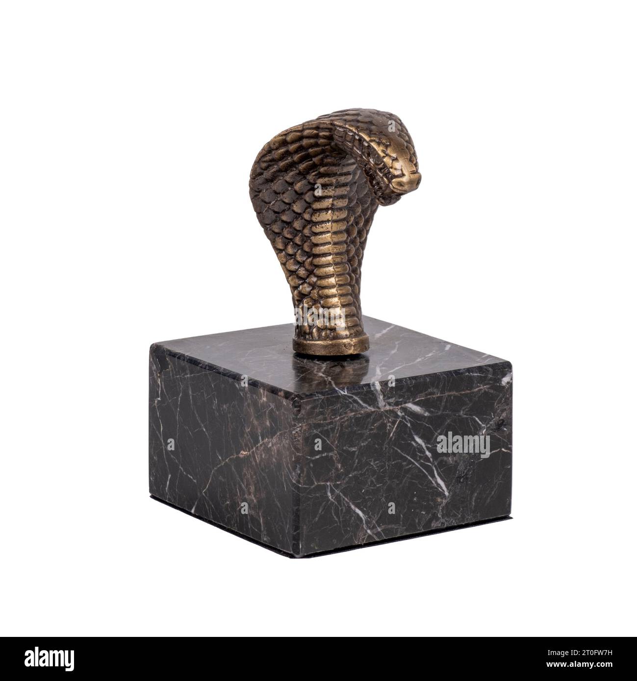 figura a testa di serpente in cobra di metallo su un lussuoso oggetto decorativo in marmo nero isolato su sfondo bianco Foto Stock