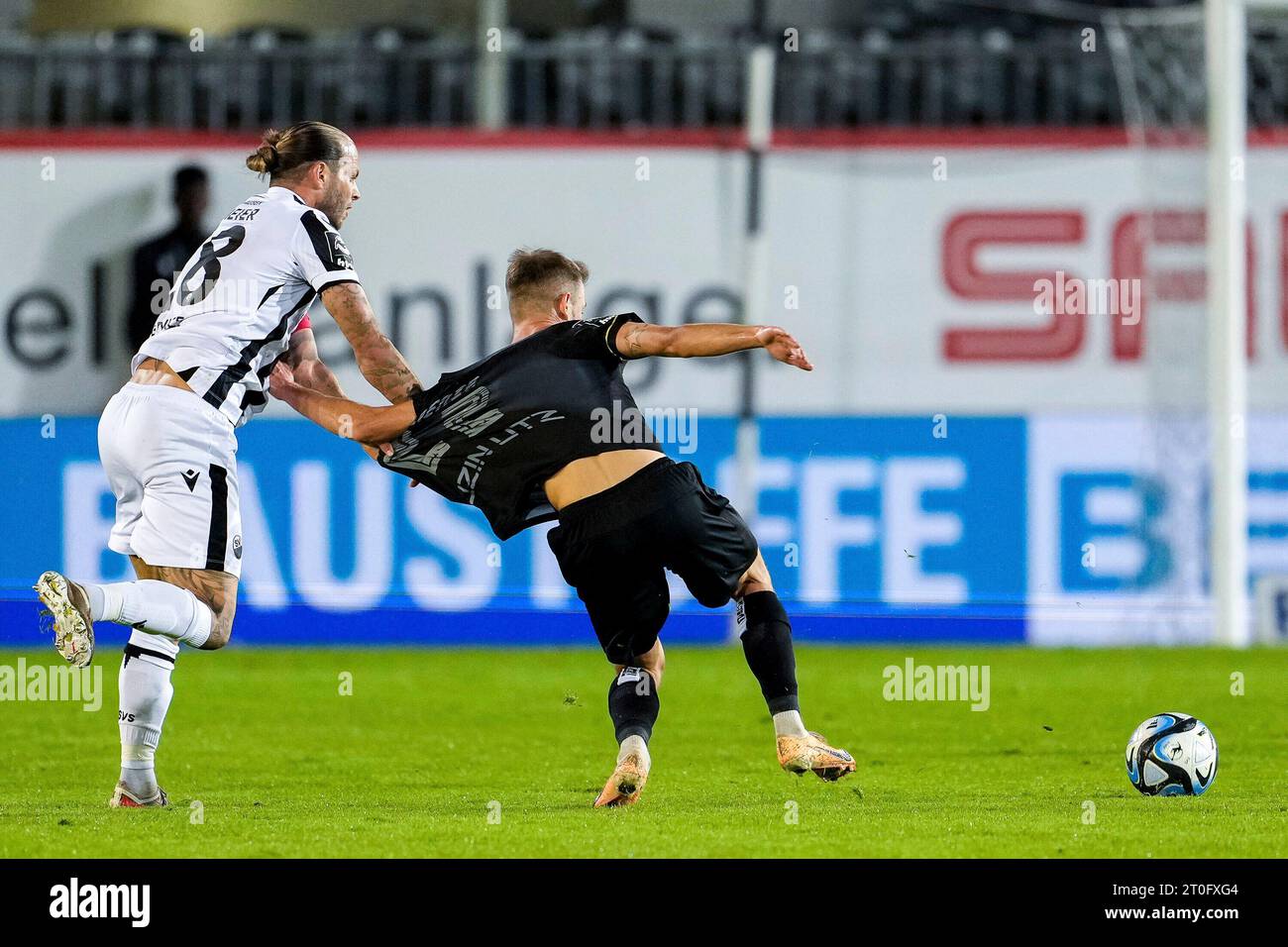 Sandhausen, Deutschland. 6 ottobre 2023. v.li.: Dennis Diekmeier (SVS, 18), Leonardo Weschenfelder Scienza (Leo, Ulm, 22), Zweikampf, Spielszene, Duell, Duel, tackle, tackle, Dynamik, Action, Aktion, Foul, Foulspiel, Beim Foulen, 06.10.2023, Sandhausen (Deutschland), Fussball, 3. LIGA, SV SANDHAUSEN - SSV ULM 1846, DFB/DFL VIETA L'USO DI FOTOGRAFIE COME SEQUENZE DI IMMAGINI E/O QUASI-VIDEO. Credito: dpa/Alamy Live News Foto Stock