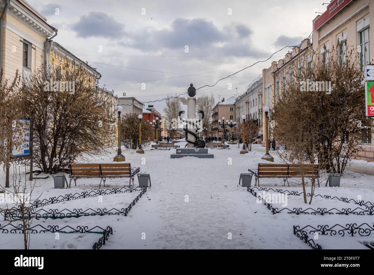 Il vicolo e la vecchia architettura nel centro di Ulan-Ude, Buryatiya, Russia, durante la fredda giornata invernale. Foto Stock