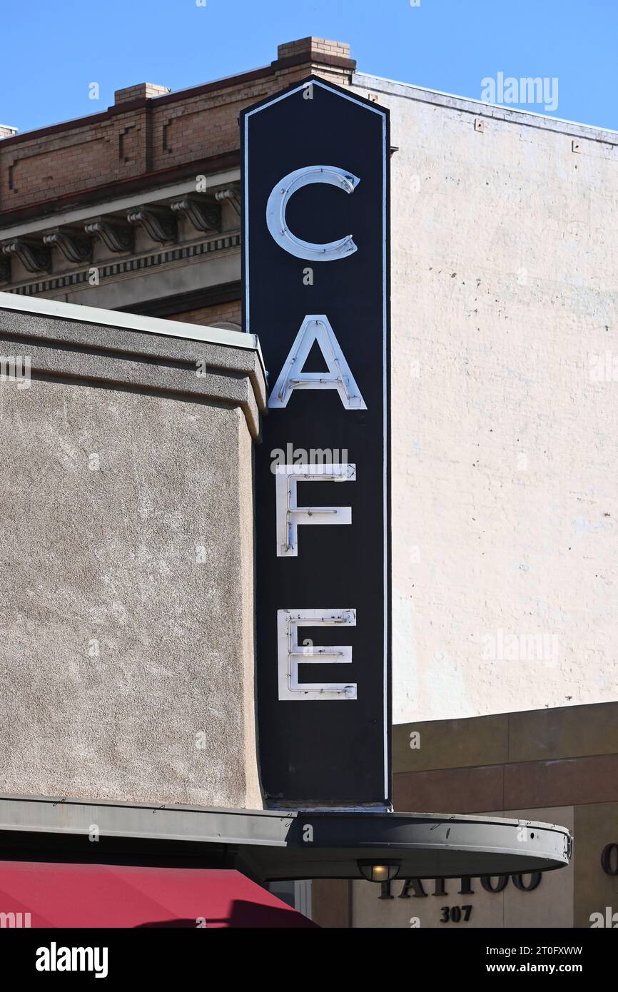 SANTA ANA, CALIFORNIA - 1 ottobre 2023: Cafe Sign sul Vault Bar and Grill sulla Main Street a Downtow Santa Ana. Foto Stock