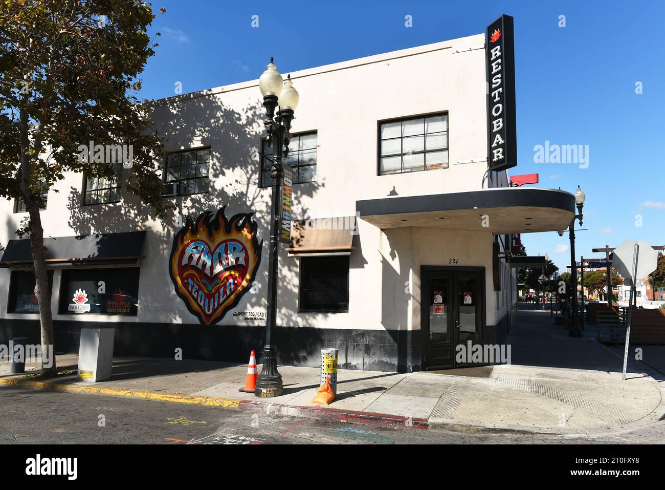 SANTA ANA, CALIFORNIA - 2 ottobre 2023: Amor y Tequila resto Bar sulla 3rd Street nel centro di Santa Ana Foto Stock