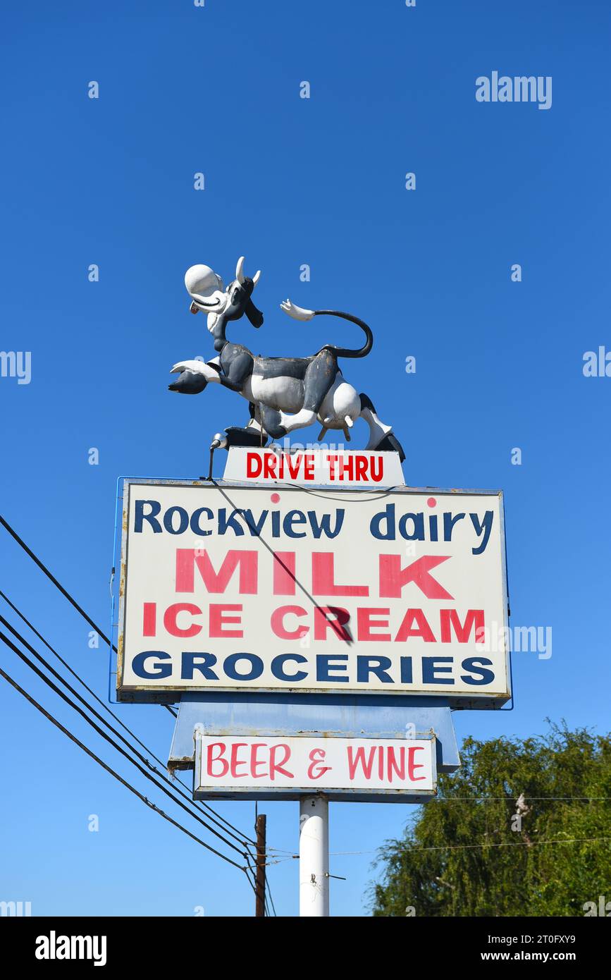 FULLERTON, CALIFORNIA - 4 ottobre 2023: Cartello Rockview Drive-Thru Dairy su Orangethorpe Avenue. Foto Stock