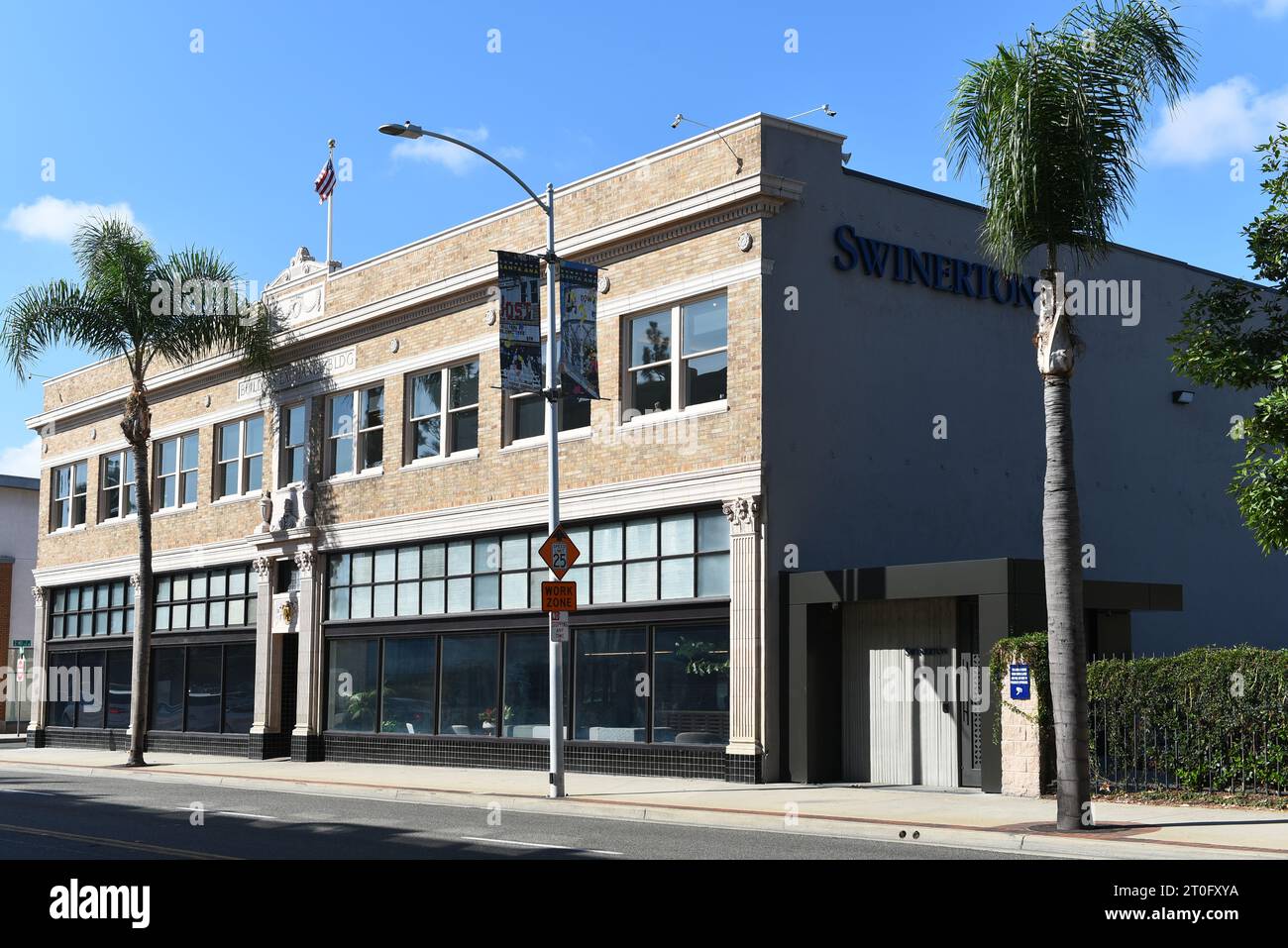 SANTA ANA, CALIFORNIA - 2 ottobre 2023: The Swinerton Construction Company nello storico Builders Exchange Building, sulla Main Street nel centro di Santa An Foto Stock