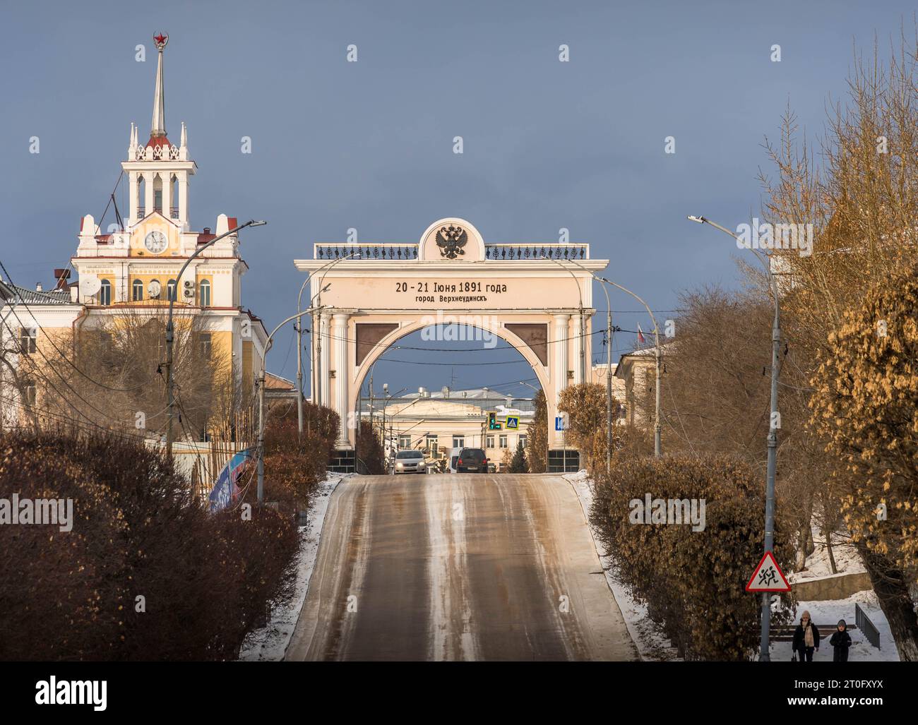 La porta storica nel centro di Ulan-Ude, Buryatiya, Russia, con il vecchio nome inciso della città di Verkhneudinsk durante la giornata invernale. Foto Stock