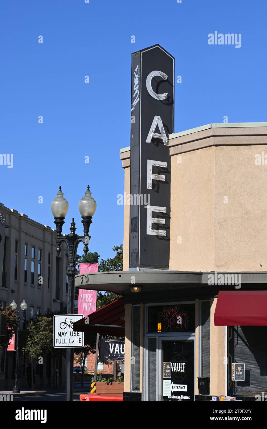 SANTA ANA, CALIFORNIA - 1 ottobre 2023: Cafe Sign sul Vault Bar and Grill sulla Main Street a Downtow Santa Ana. Foto Stock