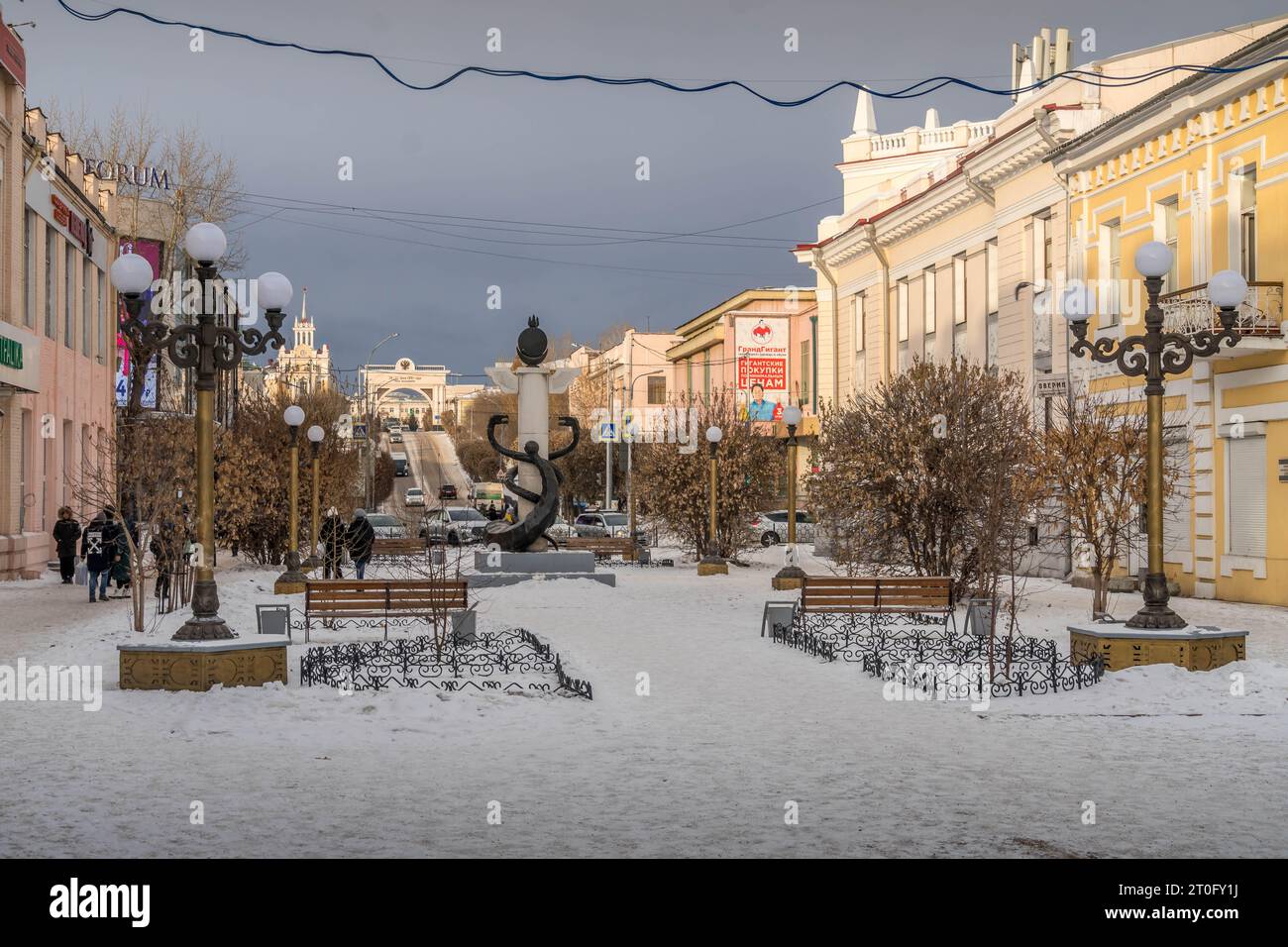Il vicolo e la vecchia architettura nel centro di Ulan-Ude, Buryatiya, Russia, durante la fredda giornata invernale. Foto Stock