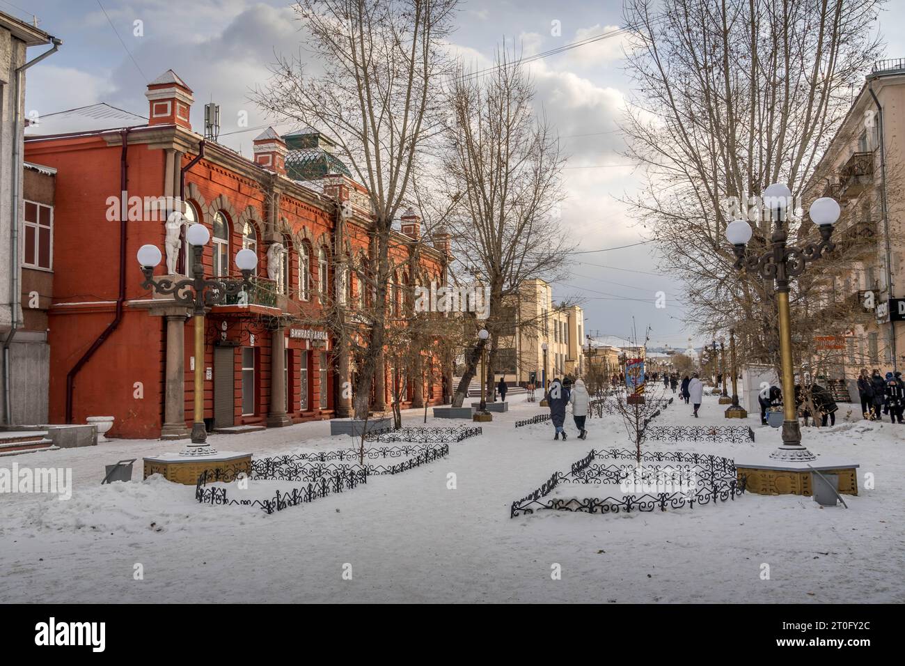 Il vicolo e la vecchia architettura nel centro di Ulan-Ude, Buryatiya, Russia, durante la fredda giornata invernale. Foto Stock