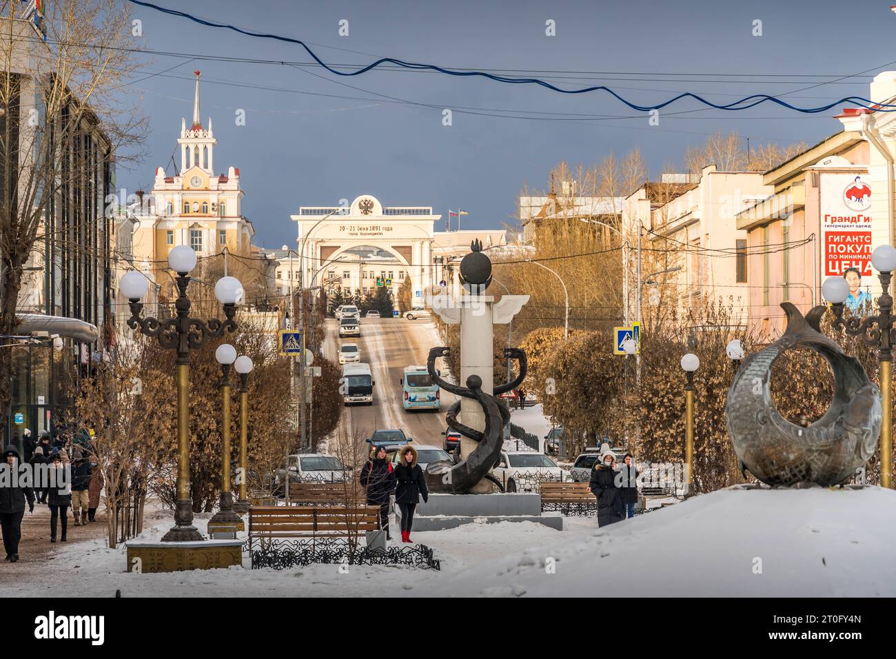 Il vicolo e la vecchia architettura nel centro di Ulan-Ude, Buryatiya, Russia, durante la fredda giornata invernale. Foto Stock