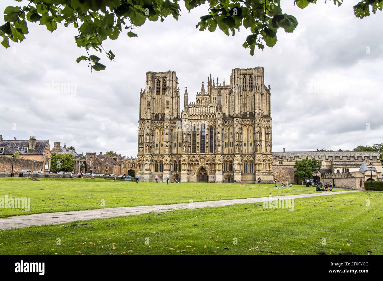 Wells, Regno Unito - 4 agosto 2023: Cattedrale di Wells dedicata a Sant'Andrea e costruita in stile gotico Foto Stock