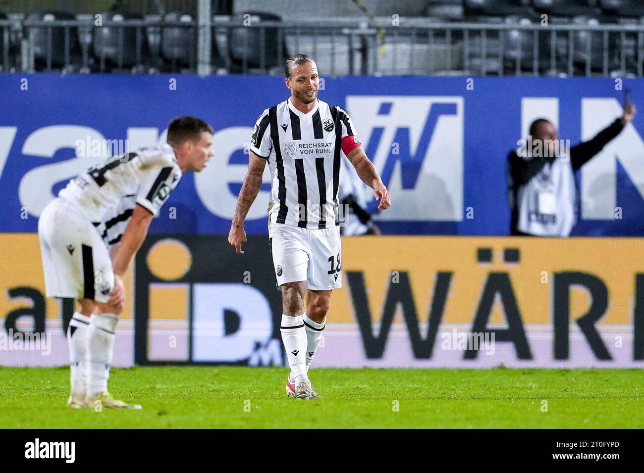 Sandhausen, Deutschland. 6 ottobre 2023. v.li.: Jonas Weik (SVS, 31), Dennis Diekmeier (SVS, 18), Spieler vom SV Sandhausen (SVS), enttäuscht schauend, Enttäuschung, frustrazione, deluso, pessimistisch, nach dem Gegentor zum 1:2, Action, Aktion, Spielszene, 06.10.2023, Sandhausen (Deutschland), Fussball, 3. LIGA, SV SANDHAUSEN - SSV ULM 1846, DFB/DFL VIETA L'USO DI FOTOGRAFIE COME SEQUENZE DI IMMAGINI E/O QUASI-VIDEO. Credito: dpa/Alamy Live News Foto Stock