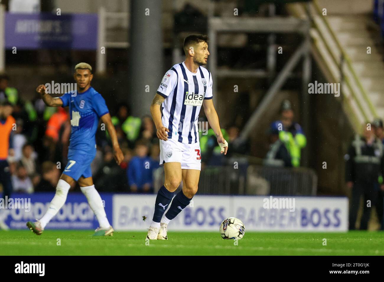 Birmingham, Regno Unito. 6 ottobre 2023. *** Durante l'EFL Sky Bet Championship match tra Birmingham City e West Bromwich Albion a St Andrews, Birmingham, Inghilterra, il 6 ottobre 2023. Foto di Stuart Leggett. Solo per uso editoriale, licenza necessaria per uso commerciale. Nessun utilizzo in scommesse, giochi o pubblicazioni di un singolo club/campionato/giocatore. Credito: UK Sports Pics Ltd/Alamy Live News Foto Stock