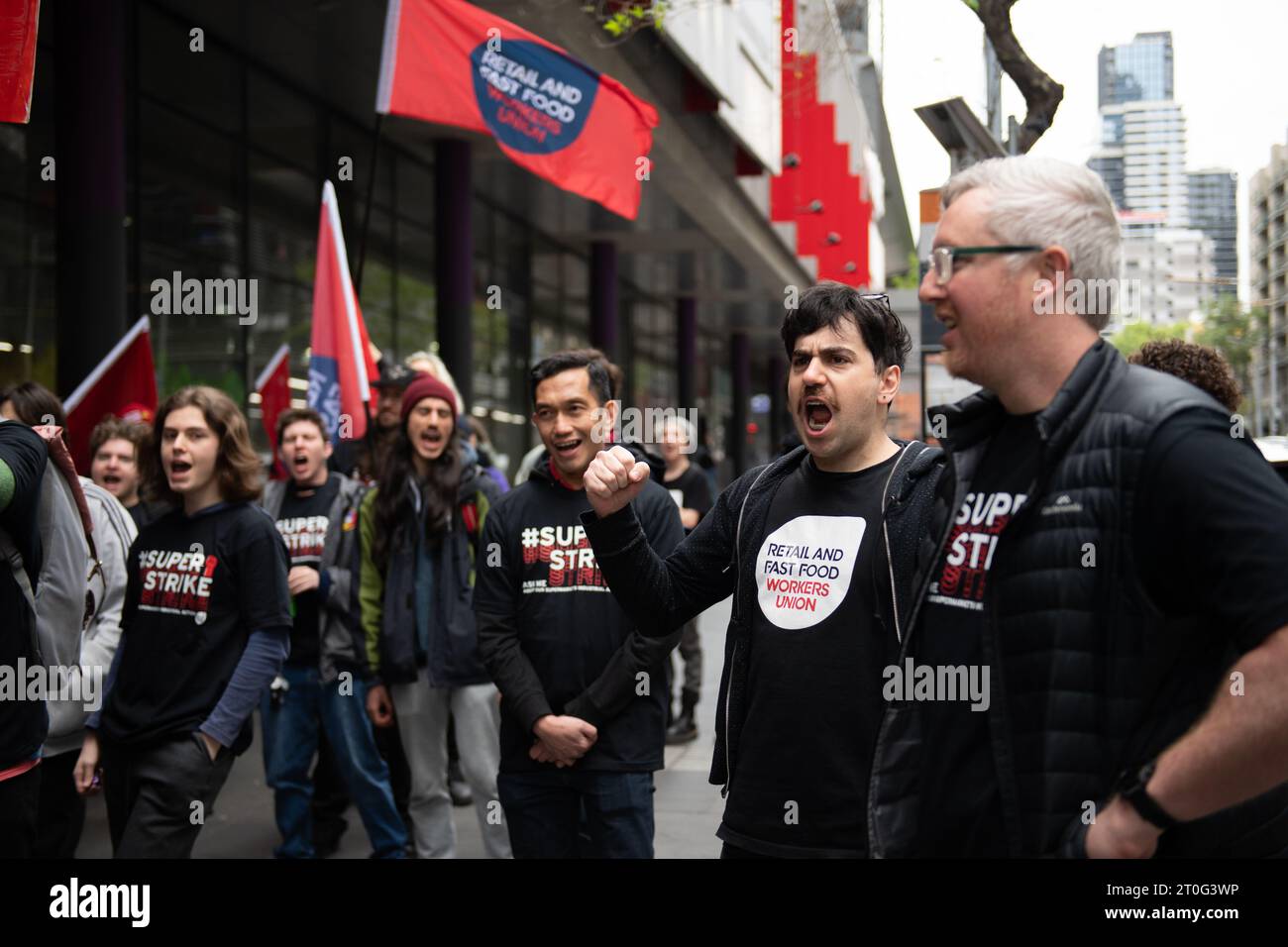 7 ottobre 2023, Melbourne, Australia. I membri della Retail and Fast Food Workers Union (RAFFWU) per la prima volta hanno fatto uno sciopero di 2 ore sia a Coles che a Woolworths in tutto il paese alle 10:00 di sabato. I lavoratori e gli organizzatori sindacali chiedono una migliore protezione per i lavoratori e un aumento dei salari, dove l'attuale tasso è solo di centesimi al di sopra del minimo, a seguito degli enormi profitti registrati da entrambi i giganti dei supermercati. Ciò coincide anche con un aumento costante del costo delle merci in entrambi i negozi. Crediti: Jay Kogler/Alamy Live News Foto Stock