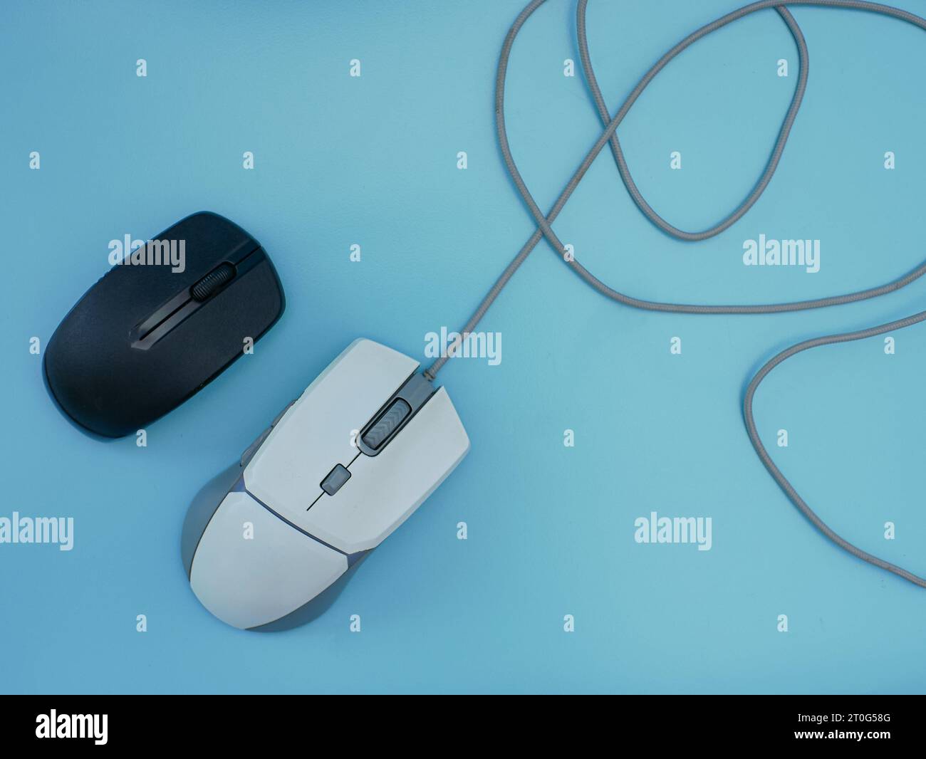 mouse bianco cablato e mouse wireless nero Foto Stock