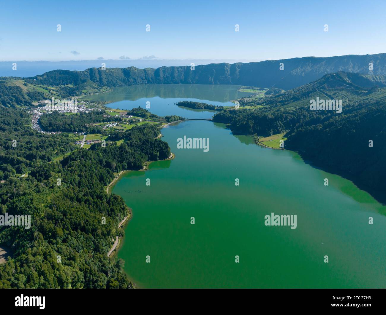 La vista dal punto di vista di Miradouro da Vista do Rei sui laghi di Sete Cidades nell'isola di Sao Miguel nelle Azzorre, Portogallo Foto Stock