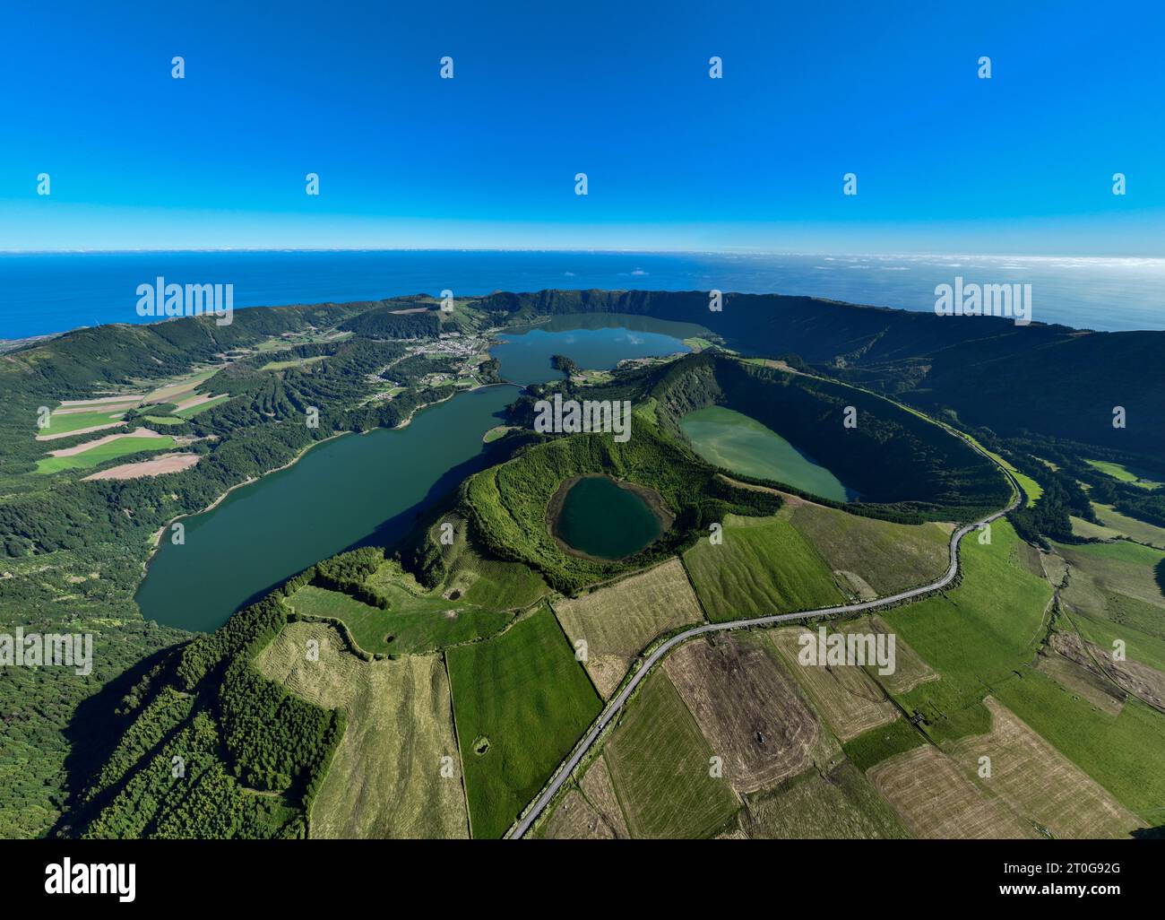 La vista dal punto di vista di Miradouro da Vista do Rei sui laghi di Sete Cidades nell'isola di Sao Miguel nelle Azzorre, Portogallo Foto Stock