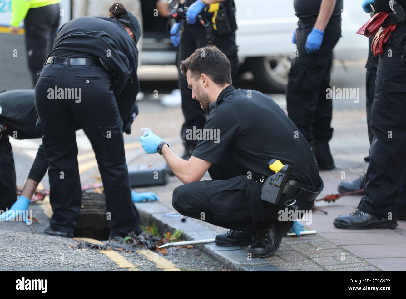 Brighton, Regno Unito. 6 ottobre 2023. La polizia continua ad appellarsi per testimoni di un accoltellamento fatale nel centro di Brighton. I servizi di emergenza sono stati chiamati a Queens Road intorno alle 17:00 di giovedì (5 ottobre) per segnalare un assalto a un ragazzo adolescente. La vittima è stata portata in ospedale dal servizio di ambulanza, dove purtroppo è stato dichiarato morto. Da allora è stato identificato come Mustafa Momand diciassettenne. I suoi parenti più prossimi sono stati informati e sono supportati da ufficiali specializzati. A seguito di un'ampia ricerca, un ragazzo di 16 anni è stato arrestato con l'accusa di omicidio. Rimane in custodia a Th Foto Stock