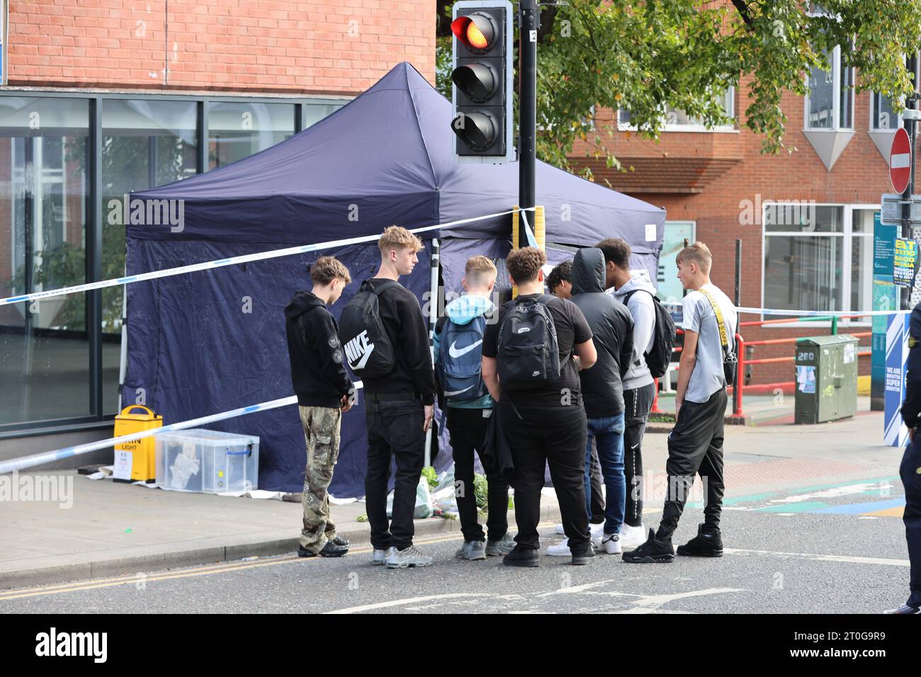 Brighton, Regno Unito. 6 ottobre 2023. La polizia continua ad appellarsi per testimoni di un accoltellamento fatale nel centro di Brighton. I servizi di emergenza sono stati chiamati a Queens Road intorno alle 17:00 di giovedì (5 ottobre) per segnalare un assalto a un ragazzo adolescente. La vittima è stata portata in ospedale dal servizio di ambulanza, dove purtroppo è stato dichiarato morto. Da allora è stato identificato come Mustafa Momand diciassettenne. I suoi parenti più prossimi sono stati informati e sono supportati da ufficiali specializzati. A seguito di un'ampia ricerca, un ragazzo di 16 anni è stato arrestato con l'accusa di omicidio. Rimane in custodia a Th Foto Stock