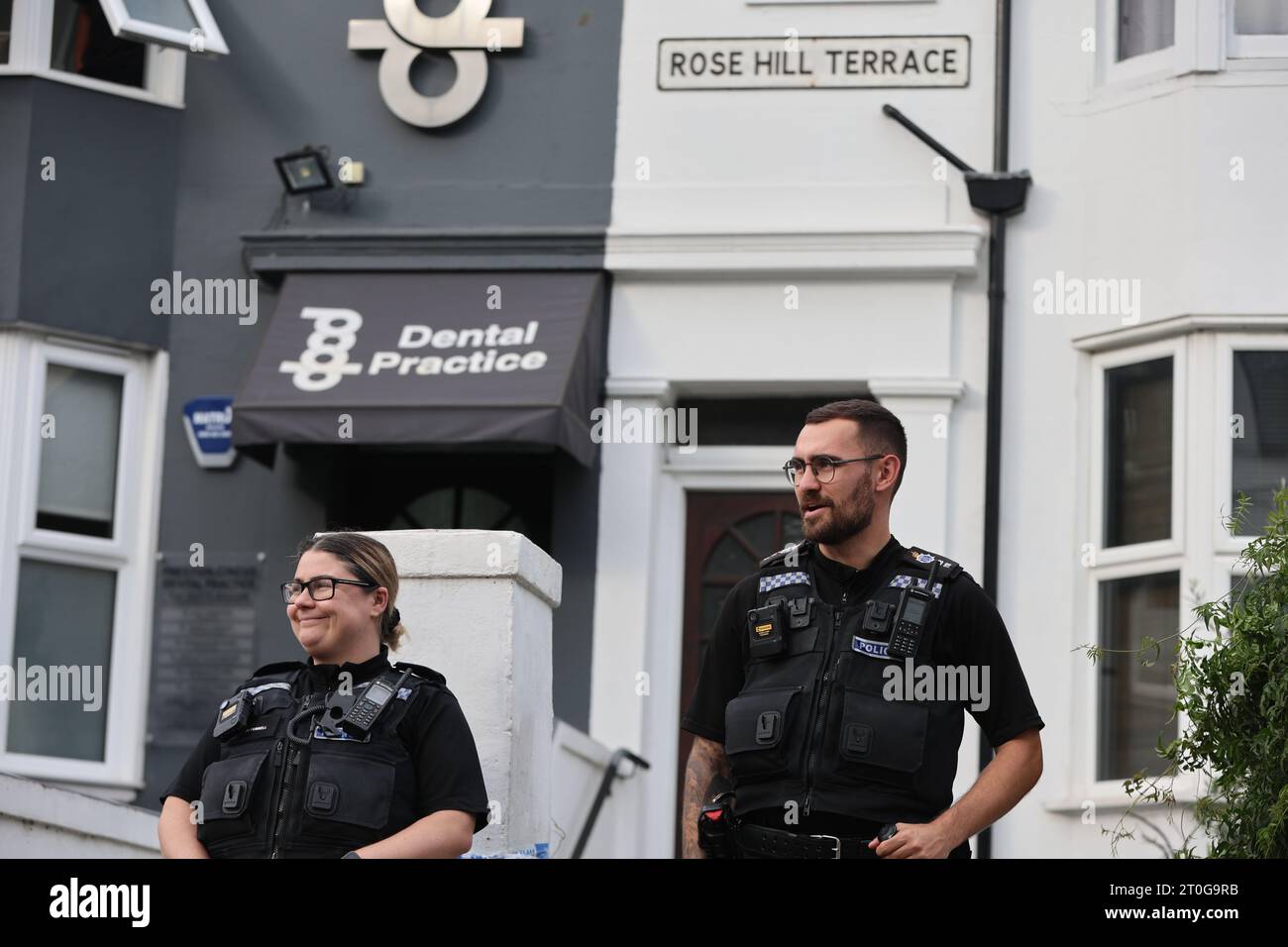 Brighton, Regno Unito. 6 ottobre 2023. La polizia continua ad appellarsi per testimoni di un accoltellamento fatale nel centro di Brighton. I servizi di emergenza sono stati chiamati a Queens Road intorno alle 17:00 di giovedì (5 ottobre) per segnalare un assalto a un ragazzo adolescente. La vittima è stata portata in ospedale dal servizio di ambulanza, dove purtroppo è stato dichiarato morto. Da allora è stato identificato come Mustafa Momand diciassettenne. I suoi parenti più prossimi sono stati informati e sono supportati da ufficiali specializzati. A seguito di un'ampia ricerca, un ragazzo di 16 anni è stato arrestato con l'accusa di omicidio. Rimane in custodia a Th Foto Stock