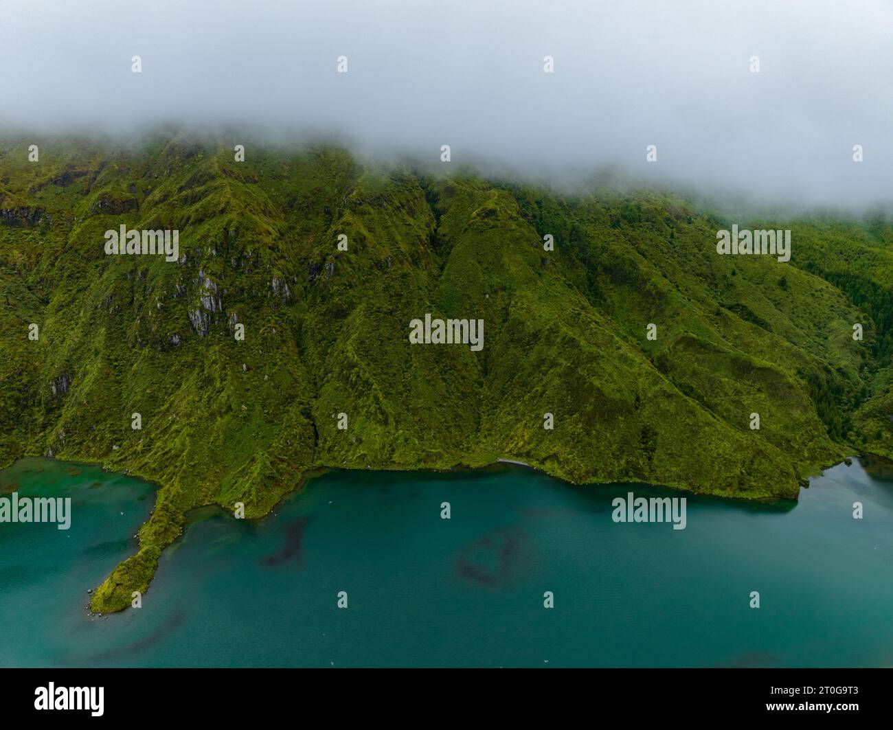 Splendida vista panoramica aerea del lago Lagoa do Fogo sull'isola di Sao Miguel, Azzorre, Portogallo. Foto Stock