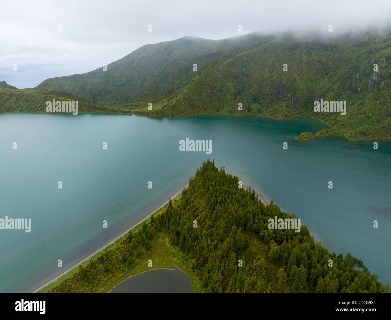 Splendida vista panoramica aerea del lago Lagoa do Fogo sull'isola di Sao Miguel, Azzorre, Portogallo. Foto Stock