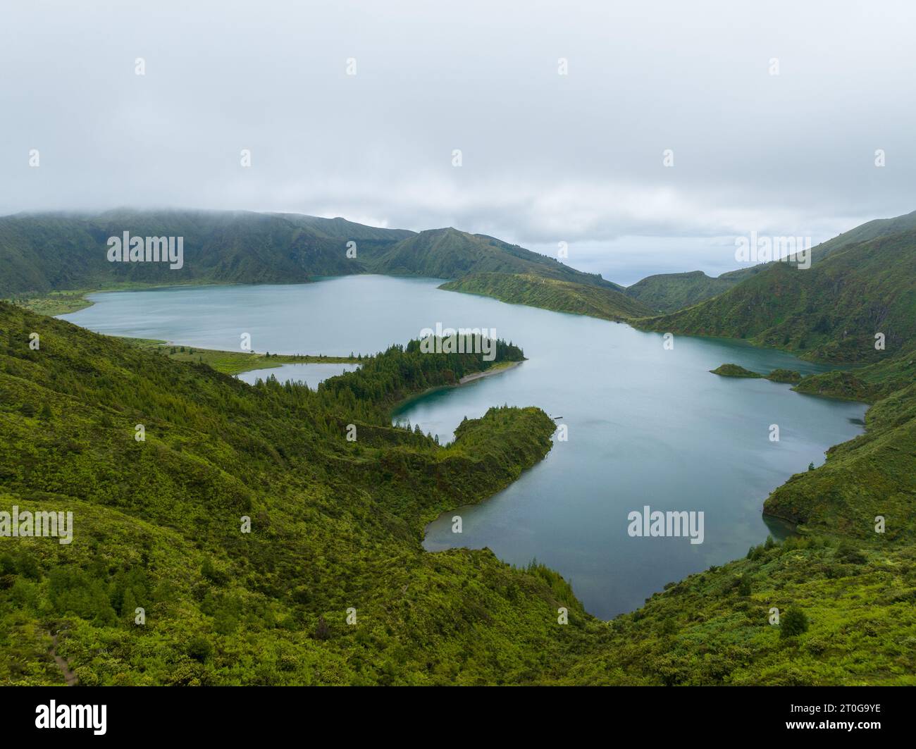 Splendida vista panoramica aerea del lago Lagoa do Fogo sull'isola di Sao Miguel, Azzorre, Portogallo. Foto Stock