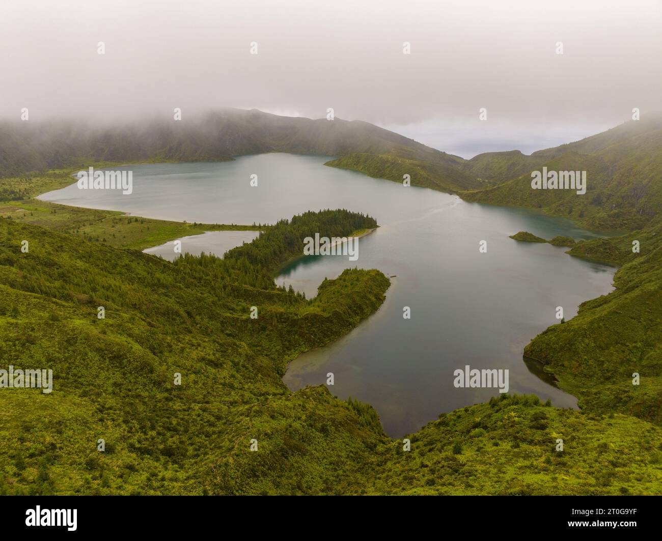 Splendida vista panoramica aerea del lago Lagoa do Fogo sull'isola di Sao Miguel, Azzorre, Portogallo. Foto Stock