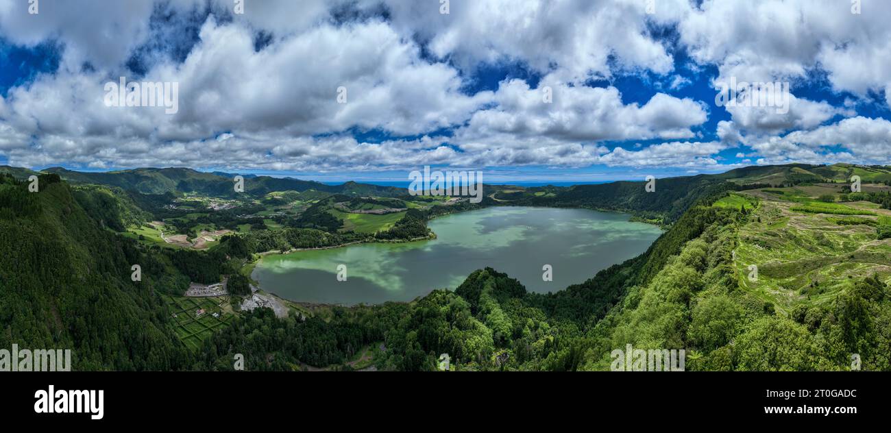 Vista aerea di Lagoa das Furnas situato sull'isola Azorea di Sao Miguel, Azzorre, Portogallo. Lago Furnas (Lagoa das Furnas) su Sao Miguel, Azzorre, P. Foto Stock