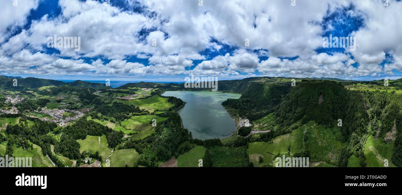 Vista aerea di Lagoa das Furnas situato sull'isola Azorea di Sao Miguel, Azzorre, Portogallo. Lago Furnas (Lagoa das Furnas) su Sao Miguel, Azzorre, P. Foto Stock