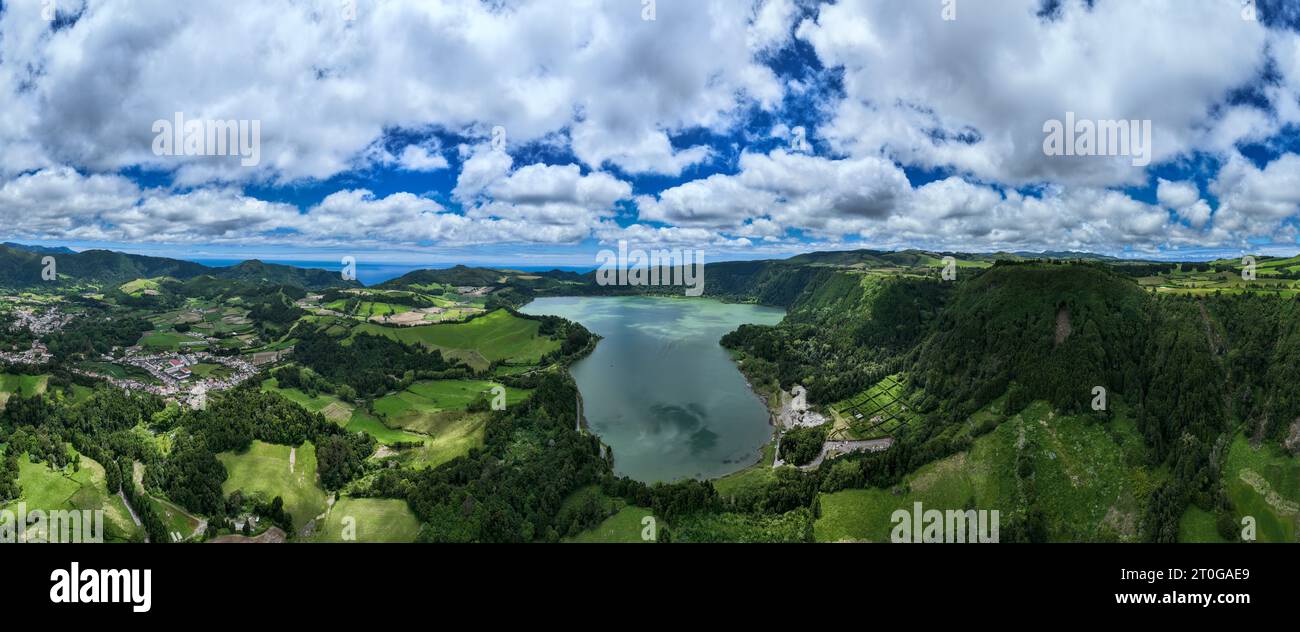Vista aerea di Lagoa das Furnas situato sull'isola Azorea di Sao Miguel, Azzorre, Portogallo. Lago Furnas (Lagoa das Furnas) su Sao Miguel, Azzorre, P. Foto Stock