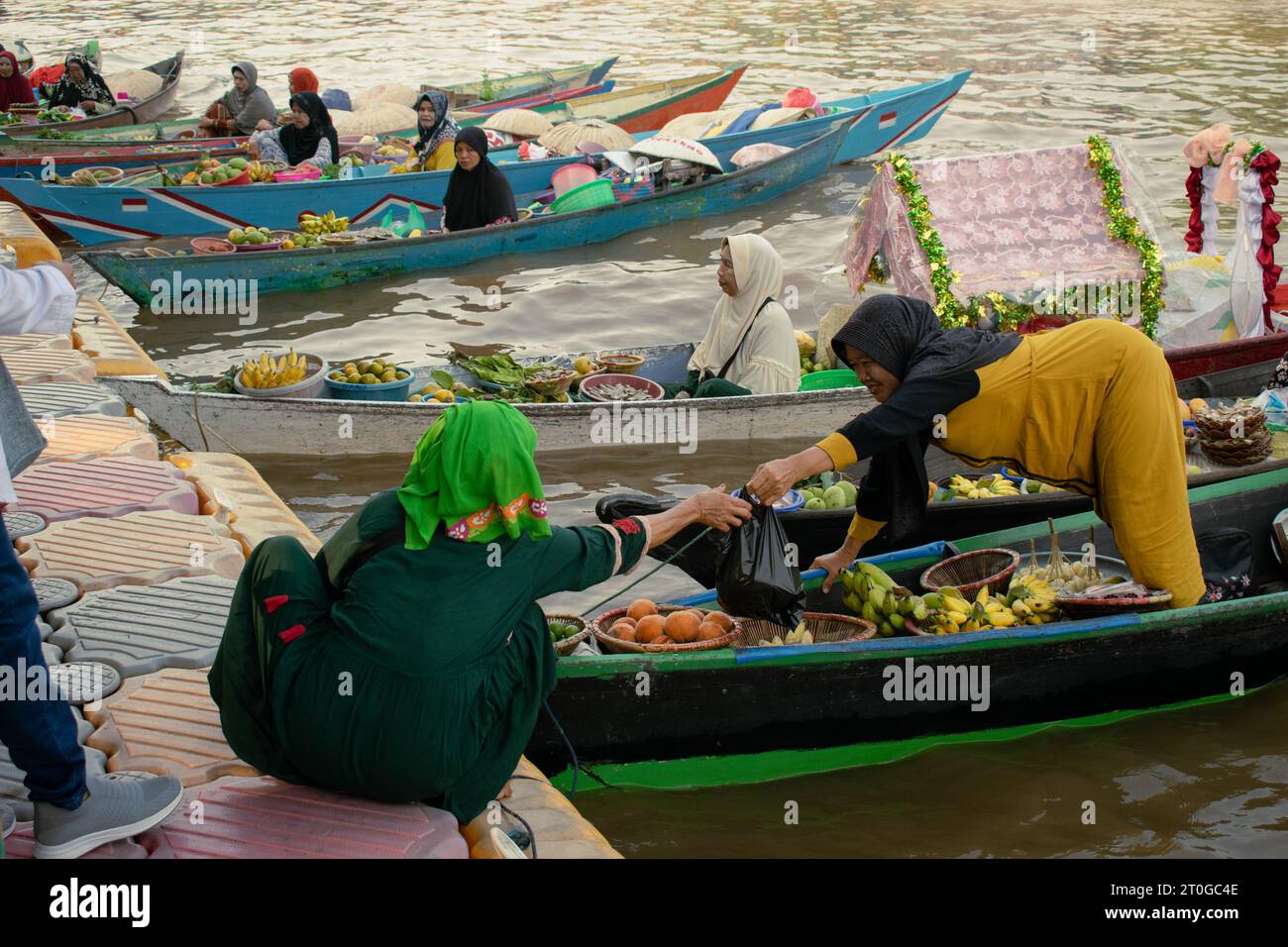 Banjarmasin, Indonesia, 24 settembre 2023: Commercianti galleggianti sulle barche, vendono a Siring, Banjarmasin City, domenica mattina Foto Stock