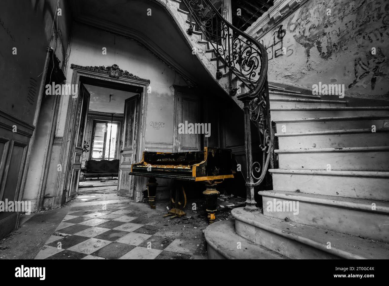 vecchio pianoforte rotto in bianco e nero con editing a colori Foto Stock