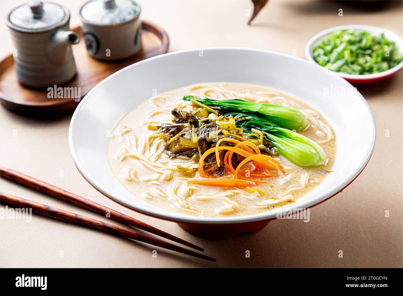 Zuppa di noodles con cavolo di Pickle Foto Stock