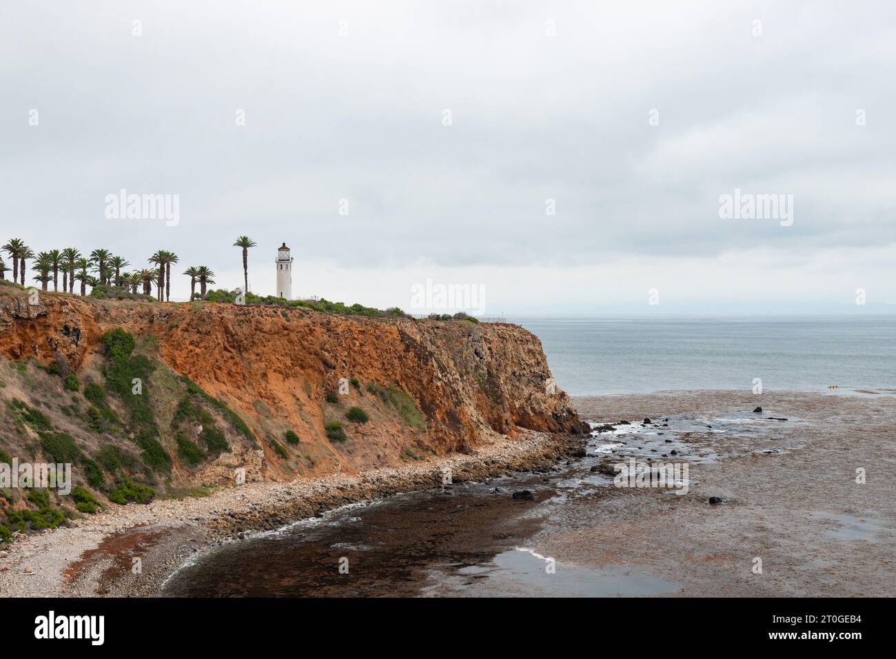 Il faro di Point Vicente si trova su una scogliera con palme a Rancho Palos Verdes, California, in una giornata di mare aperto Foto Stock
