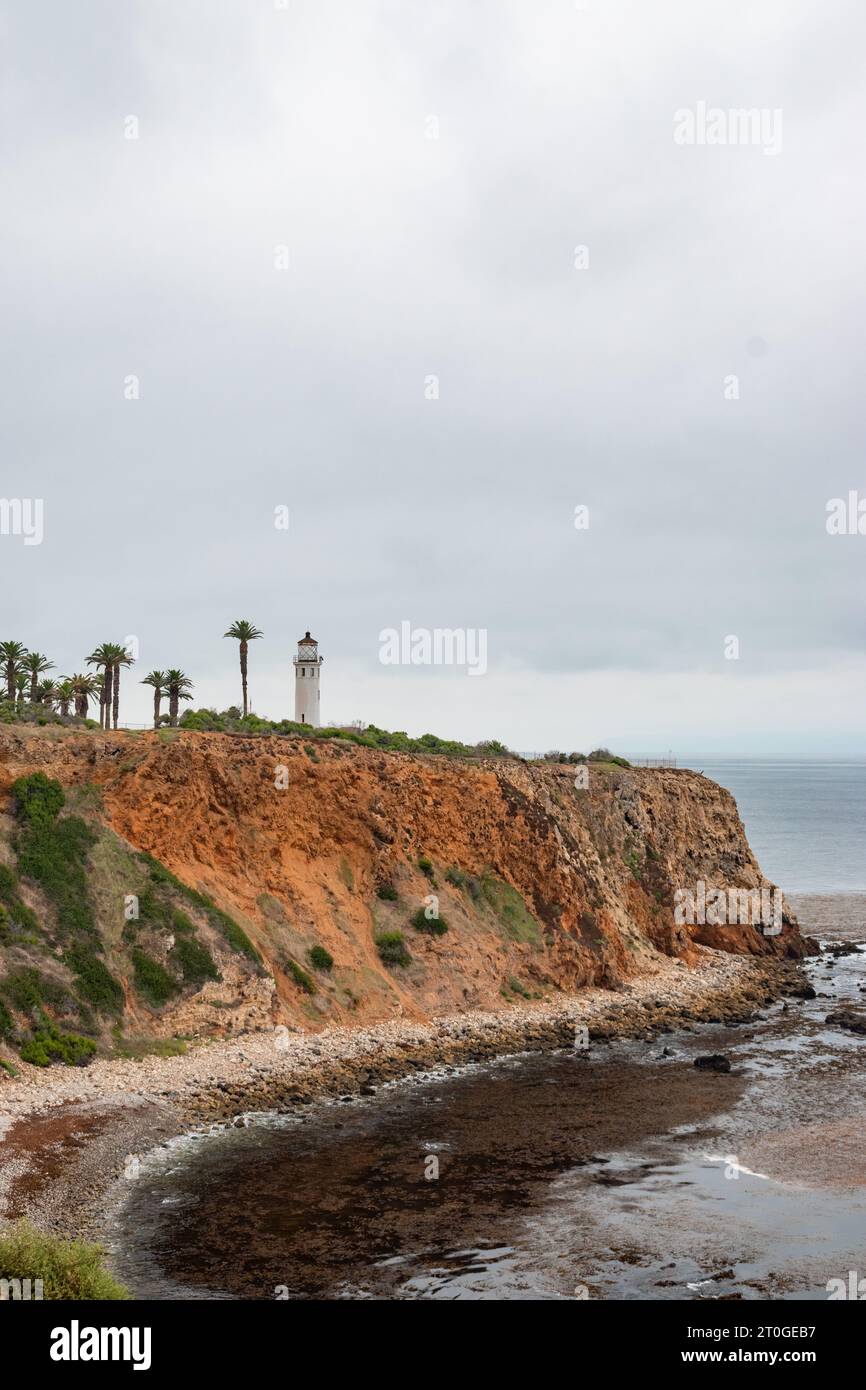 Il faro di Point Vicente si trova su una scogliera con palme a Rancho Palos Verdes, California, in una giornata di mare aperto Foto Stock