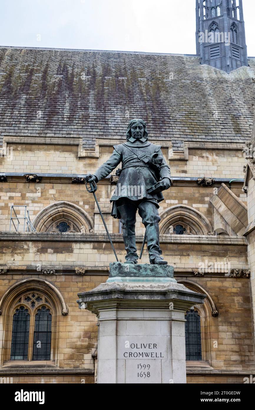 Statua di Oliver Cromwell fuori dal Parlamento, Westminster, Londra, Regno Unito Foto Stock