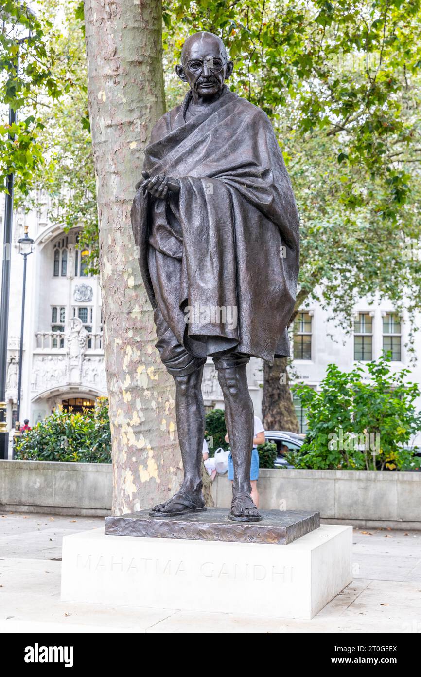 Statua del Mahatma Gandhi dell'avvocato indiano e leader dell'indipendenza dell'India dalla Gran Bretagna, Parliament Square Londra Inghilterra, Regno Unito Foto Stock