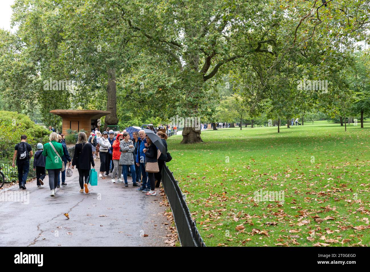 St James Park Londra, turisti e visitatori che camminano attraverso il parco in un umido giorno del 2023 settembre, Londra, Inghilterra, Regno Unito Foto Stock