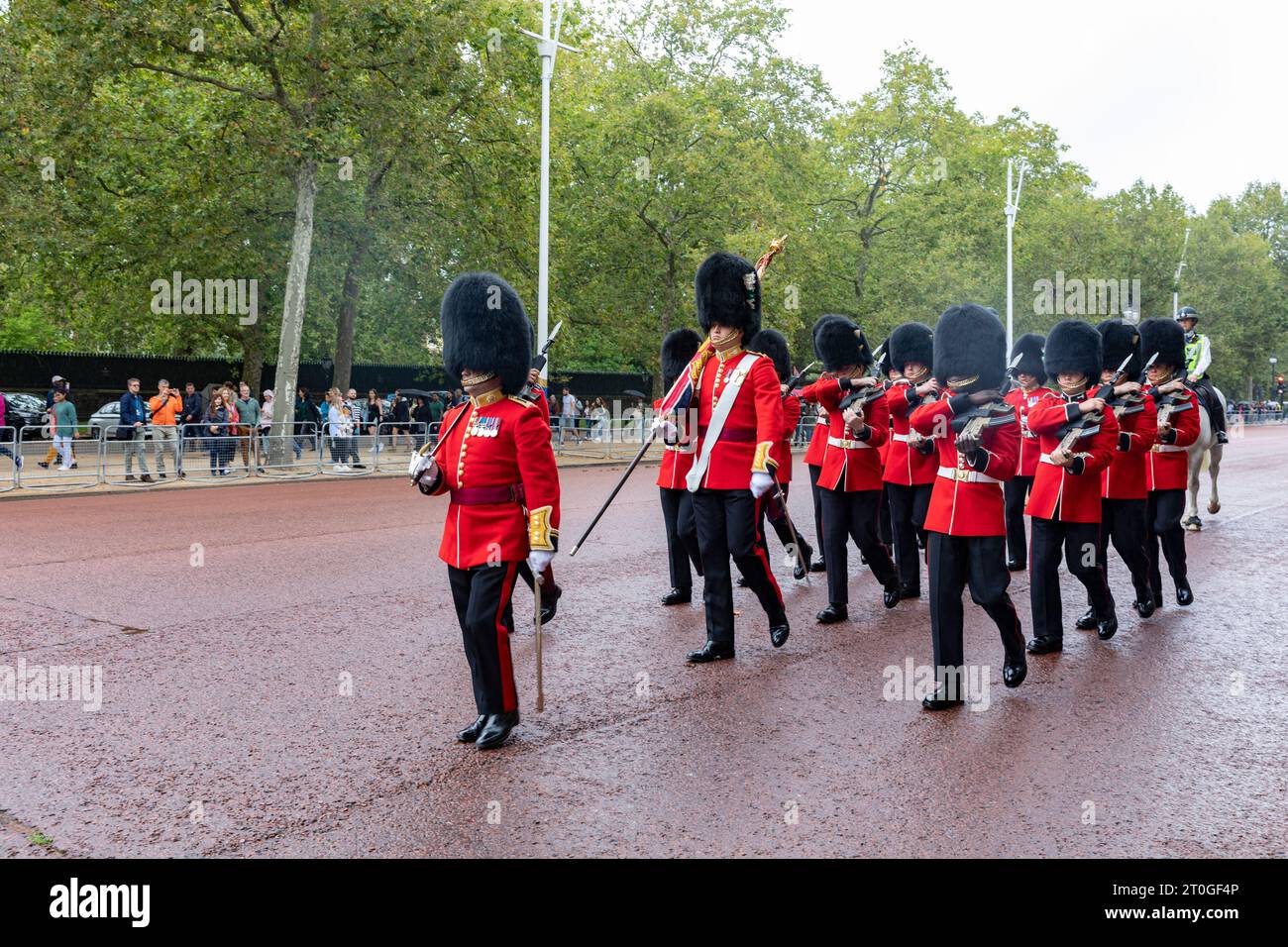 Household Cavalry Kings fa marcia sul Mall al cambio della Guardia, Londra, Inghilterra, 2023 Foto Stock